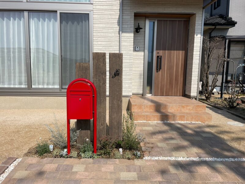 赤いポストがおしゃれなナチュラルオープン外構